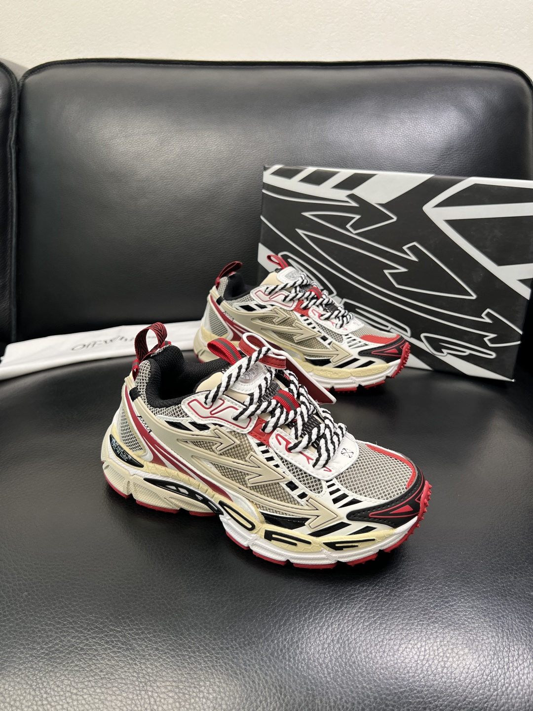 off-white 高品质 顶级工艺品 专柜同步原厂配置，鞋面意大利进口面料，进口水染牛皮垫网里柔软舒适