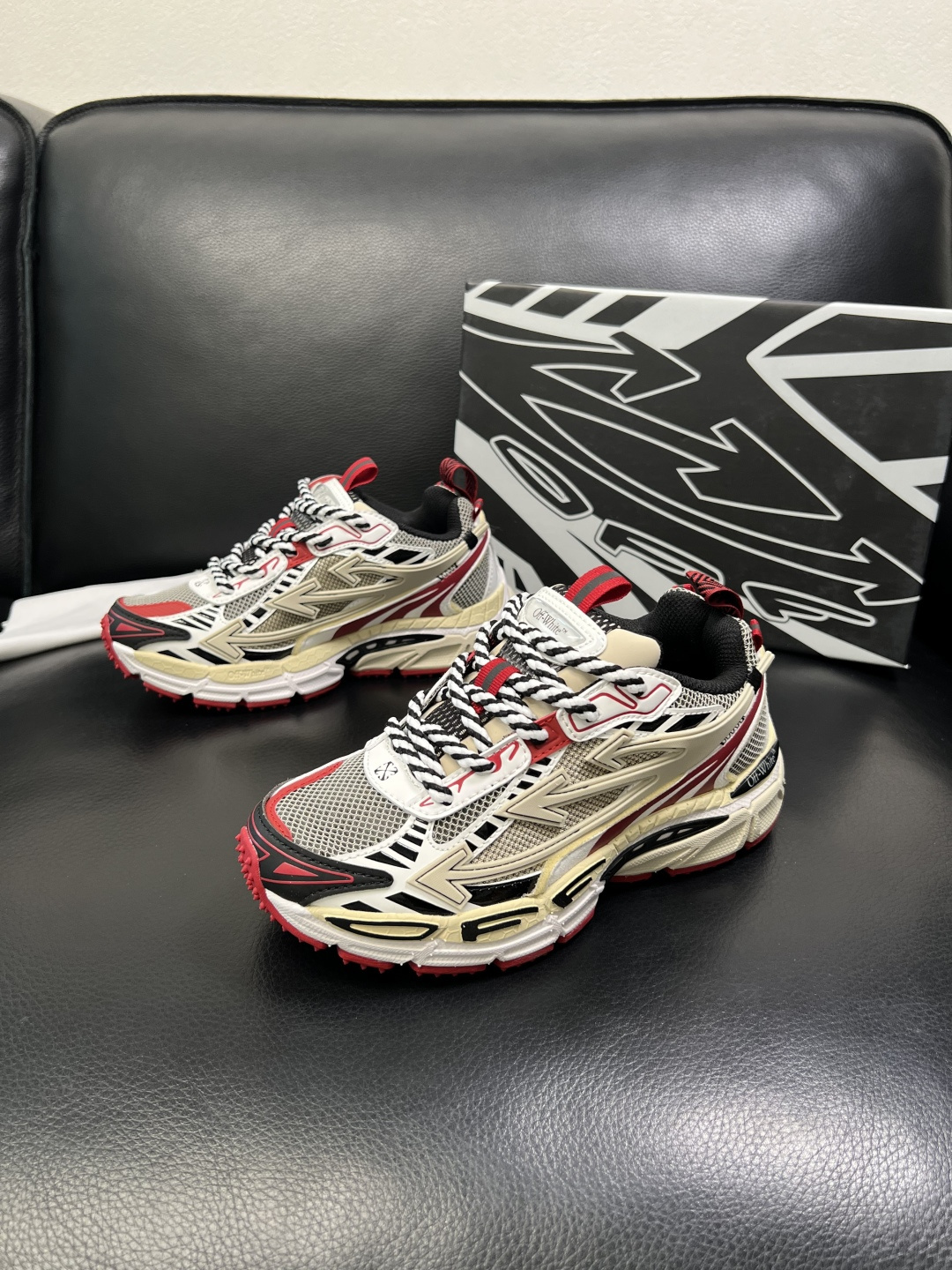 off-white 高品质 顶级工艺品 专柜同步原厂配置，鞋面意大利进口面料，进口水染牛皮垫网里柔软舒适