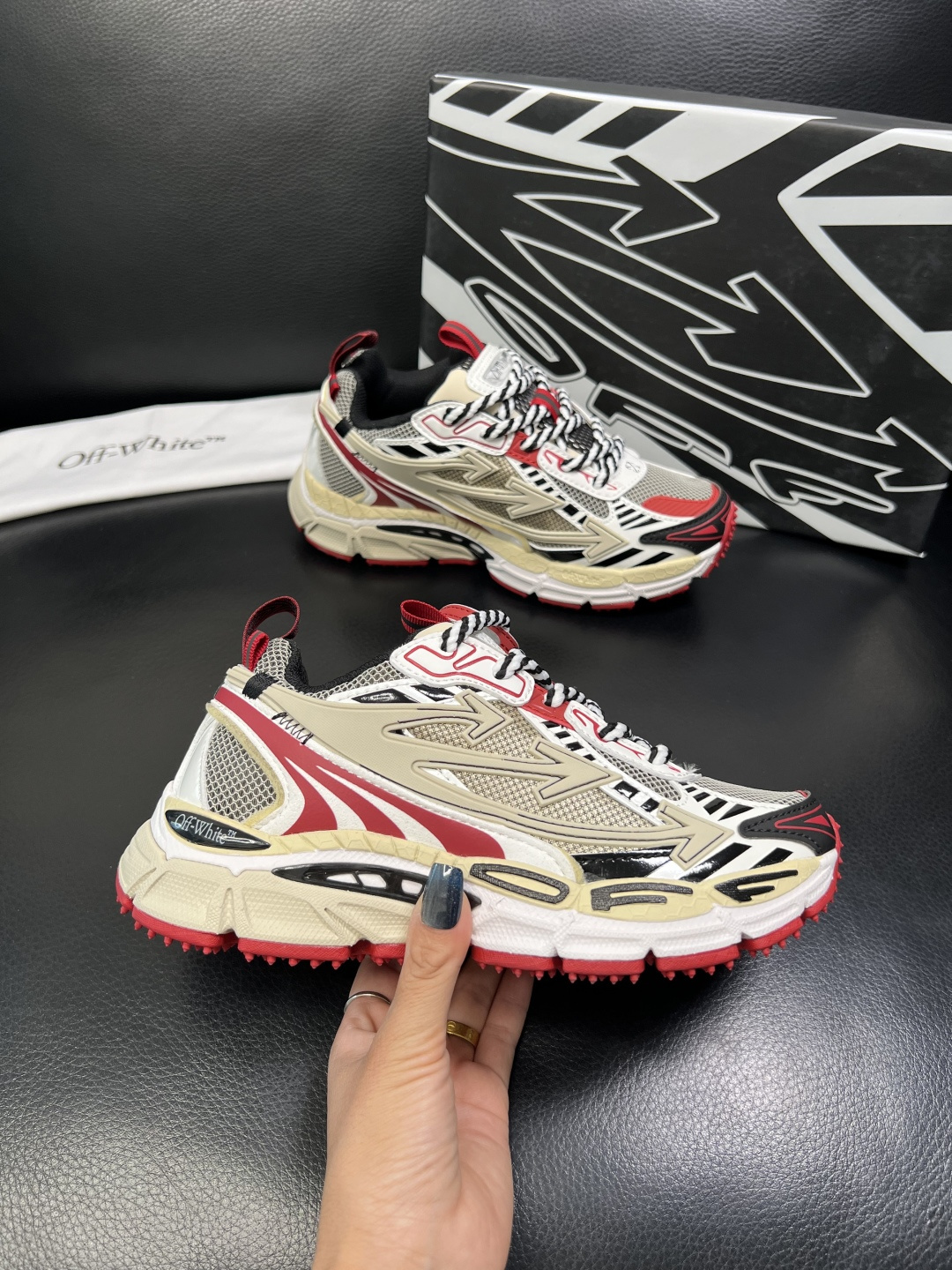 off-white 高品质 顶级工艺品 专柜同步原厂配置，鞋面意大利进口面料，进口水染牛皮垫网里柔软舒适