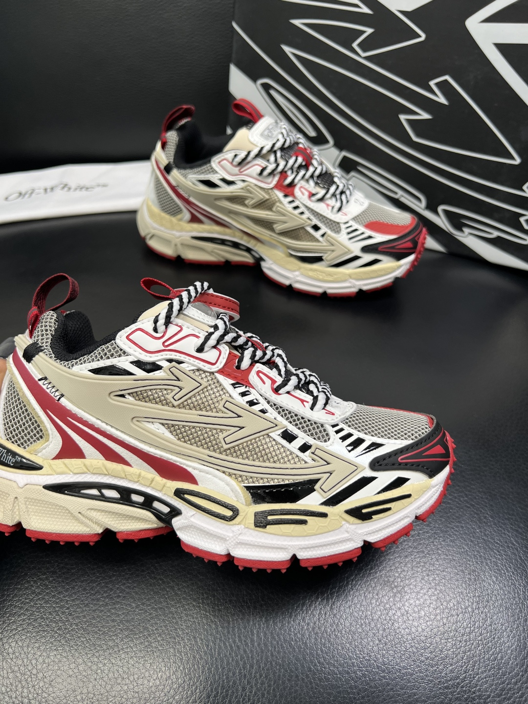 off-white 高品质 顶级工艺品 专柜同步原厂配置，鞋面意大利进口面料，进口水染牛皮垫网里柔软舒适