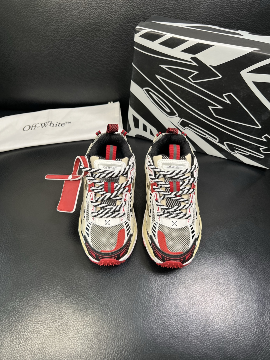 off-white 高品质 顶级工艺品 专柜同步原厂配置，鞋面意大利进口面料，进口水染牛皮垫网里柔软舒适