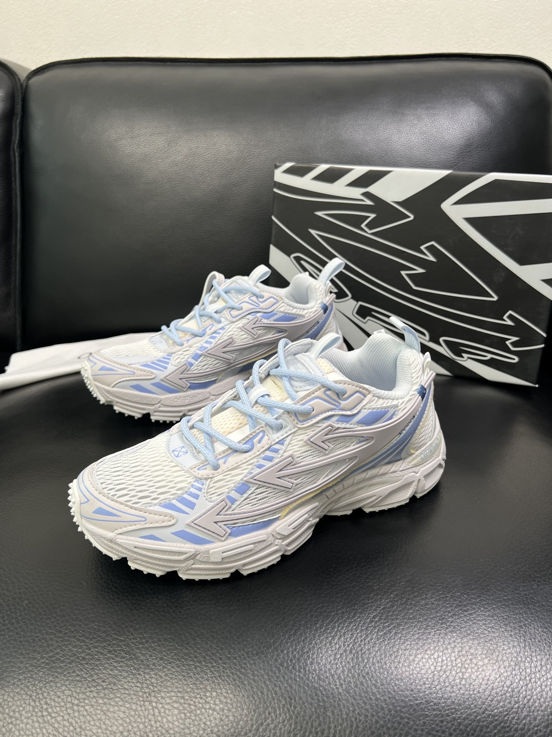 off-white 高品质 顶级工艺品 专柜同步原厂配置，鞋面意大利进口面料，进口水染牛皮垫网里柔软舒适