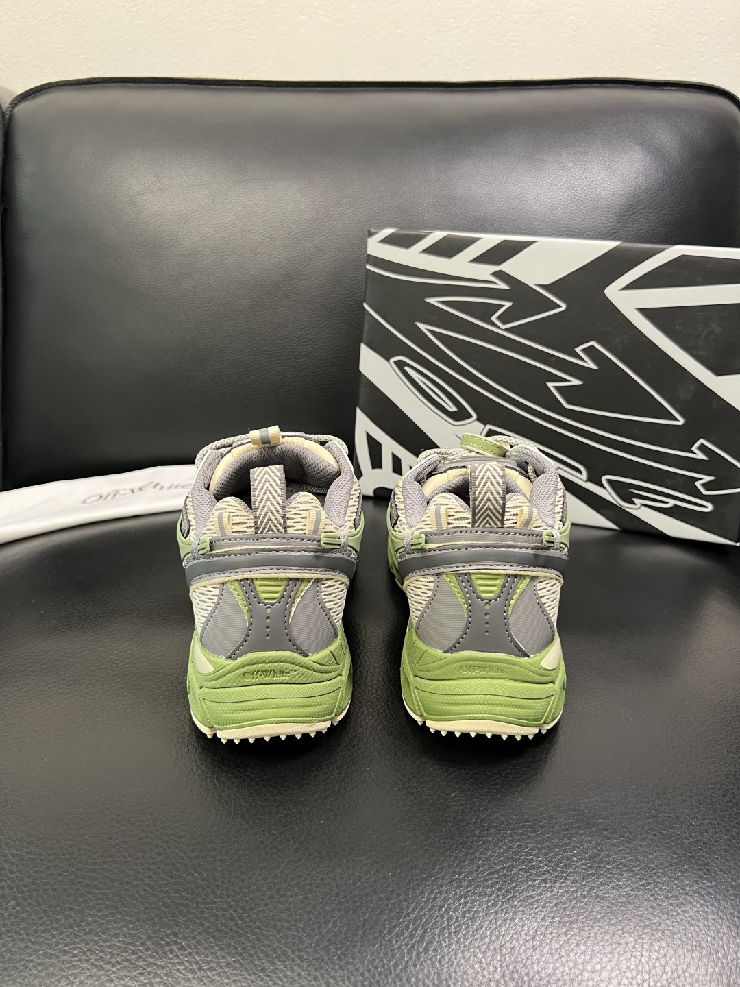 off-white 高品质 顶级工艺品 专柜同步原厂配置，鞋面意大利进口面料，进口水染牛皮垫网里柔软舒适