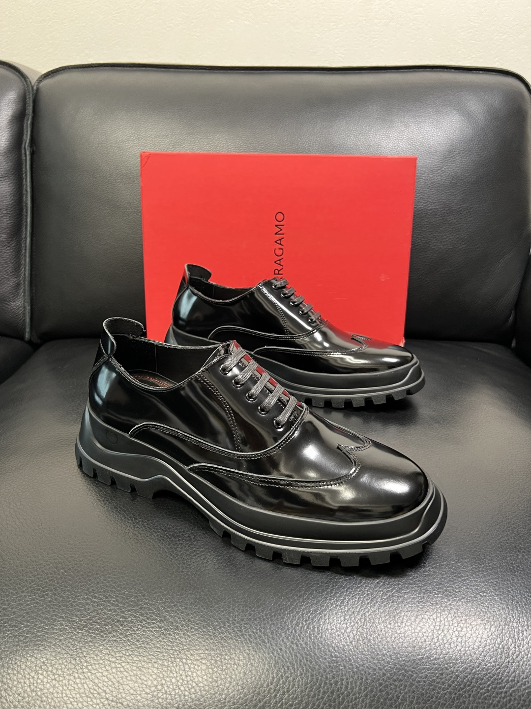 NO:575191,Ferragamo high-quality top handicrafts. Ferragamo counters simultaneously sell original factory configurations, original cowhide imported from Italy, imported water-dyed cowhide, soles specially provided by the original factory and super comfortable, original factory and single goods, welcome to compare at the same time at the counter, code number 39-44 (customized 38 45 46), ferragamo, ferragamo, cowhide19860909Ferragamo 高品质 顶级工艺品 菲拉格慕专柜同步发售原厂配置,意大利进口原版牛皮,进口水染牛里 ,鞋底原厂特供原版底超级舒适,原厂跟单货 ,欢迎对比专柜同步,码数 39-44（订做 38 45 46）,,ferragamo,ferragamo,cowhide,Men's shoes