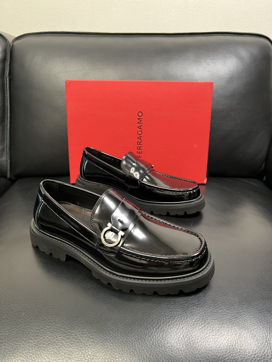 NO:579554,Ferragamo high-quality top handicrafts. Ferragamo counters simultaneously sell original factory configurations, original cowhide imported from Italy, imported water-dyed cowhide, soles specially provided by the original factory and super comfortable, original factory and single goods, welcome to compare at the same time at the counter, code number 39-44 (customized 38 45 46), ferragamo, ferragamo, cowhide19860909Ferragamo 高品质 顶级工艺品 菲拉格慕专柜同步发售原厂配置,意大利进口原版牛皮,进口水染牛里 ,鞋底原厂特供原版底超级舒适,原厂跟单货 ,欢迎对比专柜同步,码数 39-44（订做 38 45 46）,,ferragamo,ferragamo,cowhide,Men's shoes