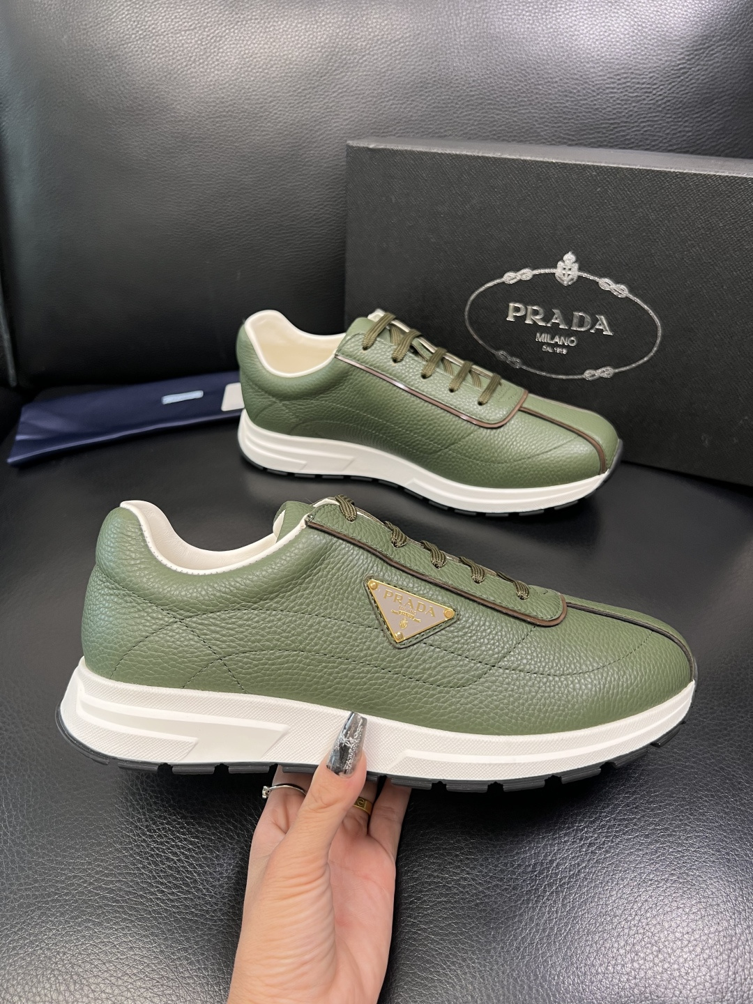 Prada 顶级工艺品，普拉达 专柜同步，原厂配置意大利进口牛皮面料，进口牛皮内里垫，透气舒适，鞋底：原