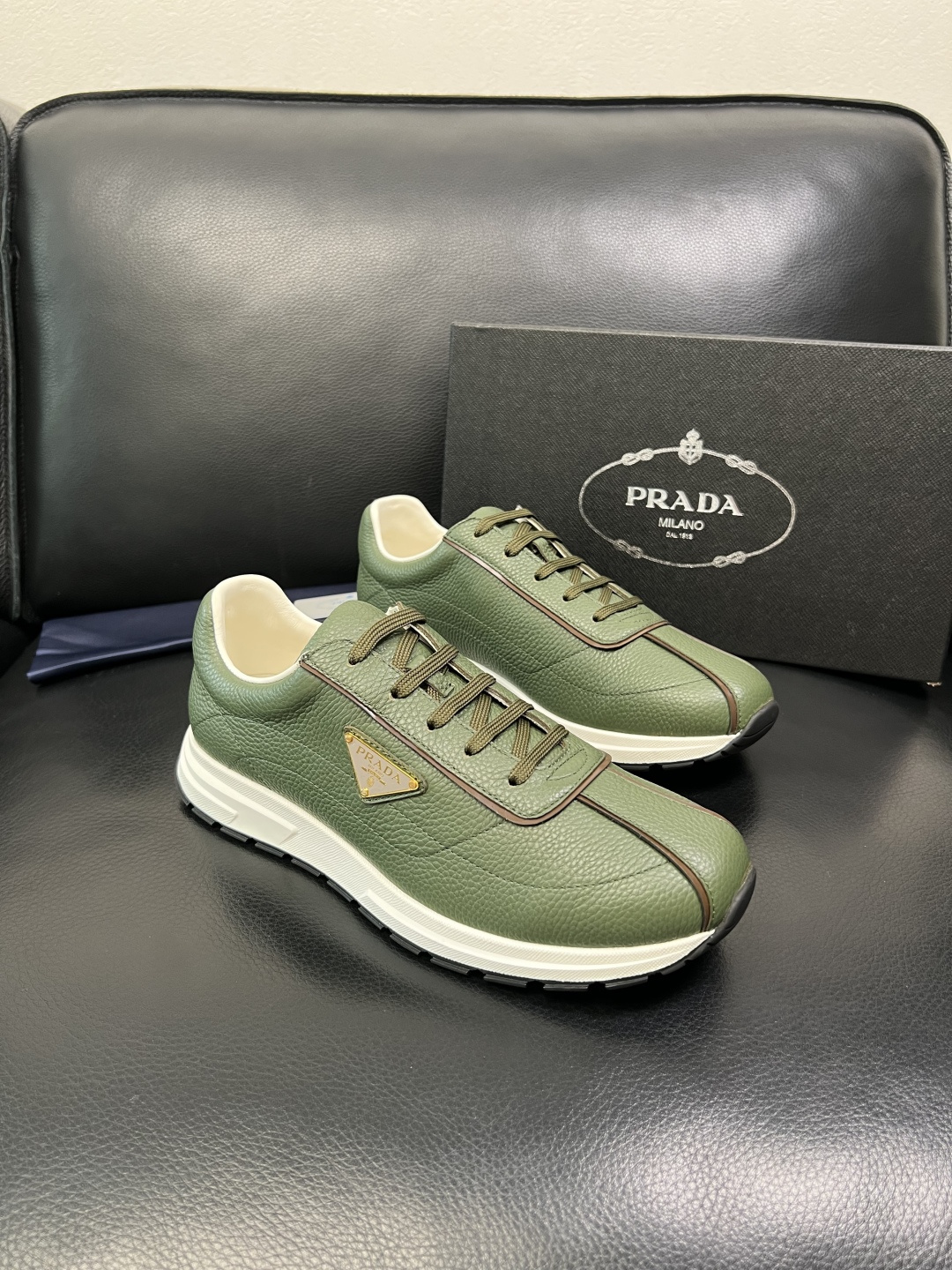 Prada 顶级工艺品，普拉达 专柜同步，原厂配置意大利进口牛皮面料，进口牛皮内里垫，透气舒适，鞋底：原