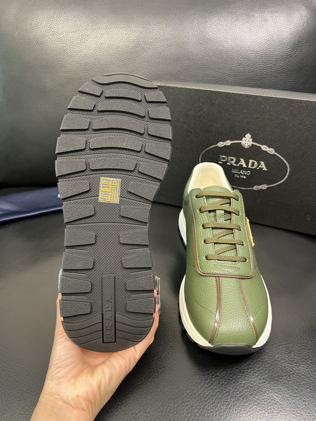 Prada 顶级工艺品，普拉达 专柜同步，原厂配置意大利进口牛皮面料，进口牛皮内里垫，透气舒适，鞋底：原