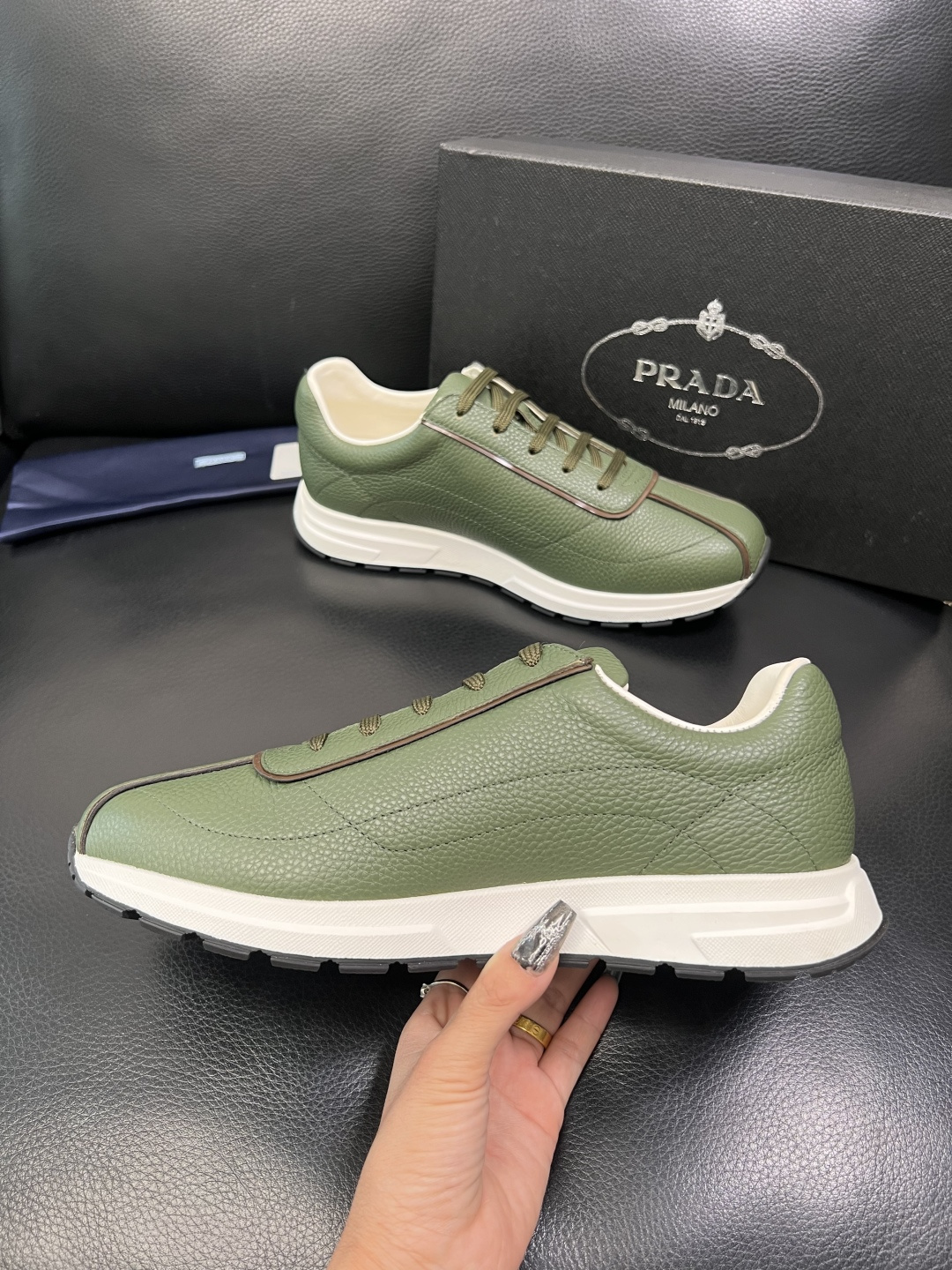 Prada 顶级工艺品，普拉达 专柜同步，原厂配置意大利进口牛皮面料，进口牛皮内里垫，透气舒适，鞋底：原