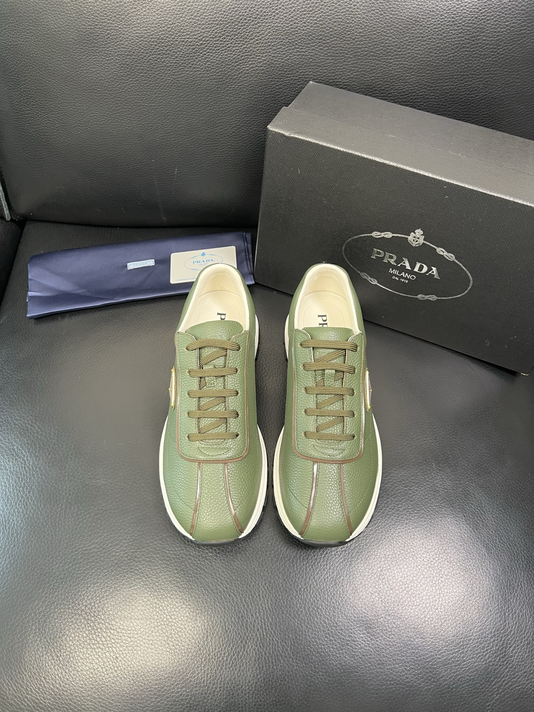 Prada 顶级工艺品，普拉达 专柜同步，原厂配置意大利进口牛皮面料，进口牛皮内里垫，透气舒适，鞋底：原