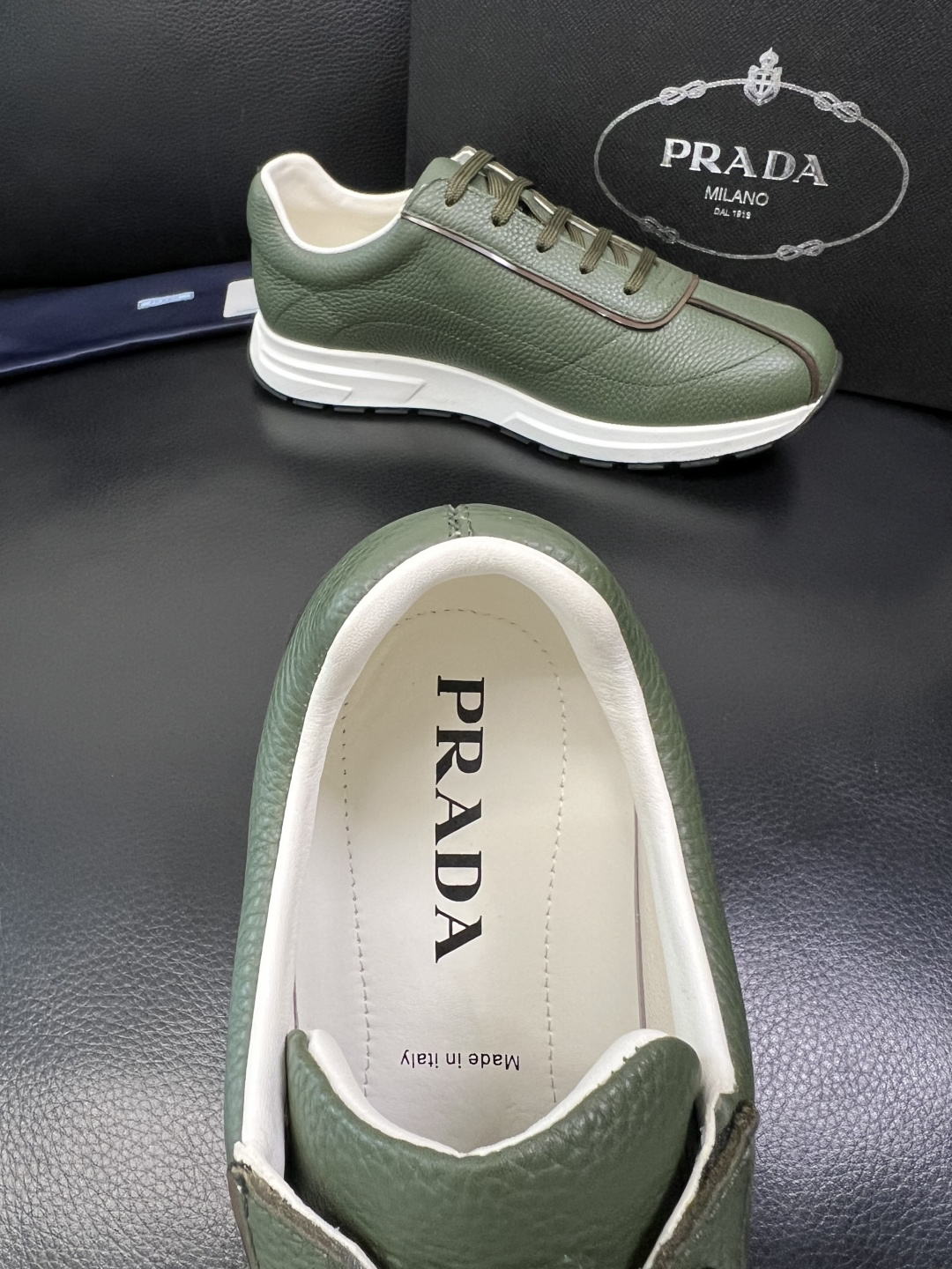 Prada 顶级工艺品，普拉达 专柜同步，原厂配置意大利进口牛皮面料，进口牛皮内里垫，透气舒适，鞋底：原