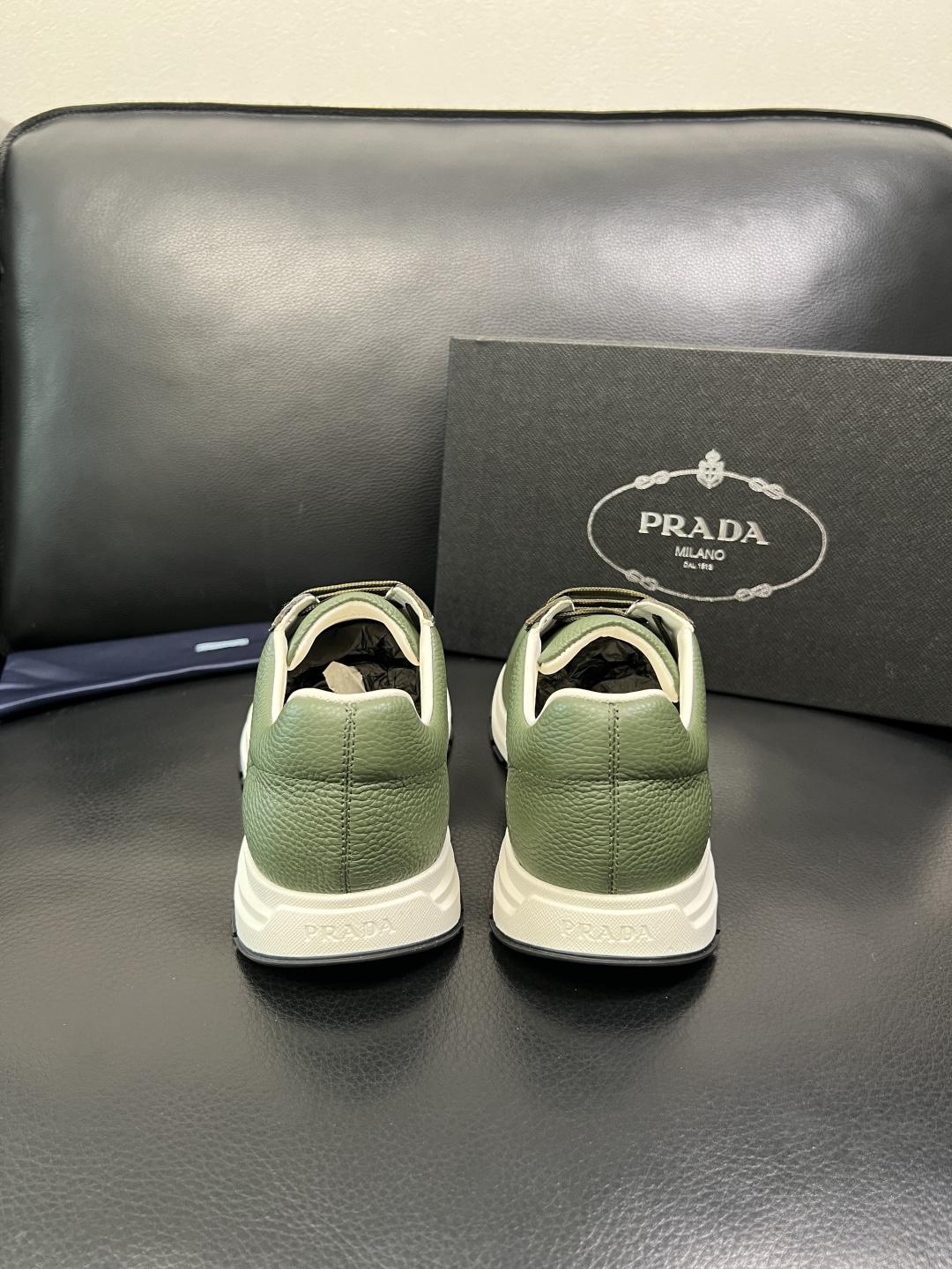 Prada 顶级工艺品，普拉达 专柜同步，原厂配置意大利进口牛皮面料，进口牛皮内里垫，透气舒适，鞋底：原
