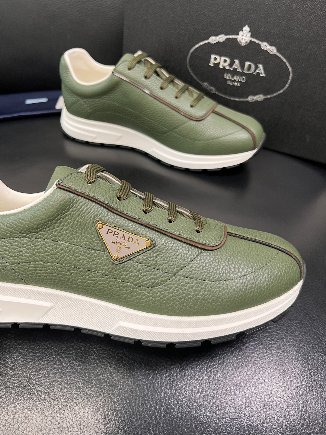 Prada 顶级工艺品，普拉达 专柜同步，原厂配置意大利进口牛皮面料，进口牛皮内里垫，透气舒适，鞋底：原