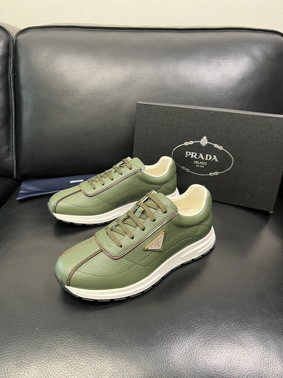 Prada 顶级工艺品，普拉达 专柜同步，原厂配置意大利进口牛皮面料，进口牛皮内里垫，透气舒适，鞋底：原