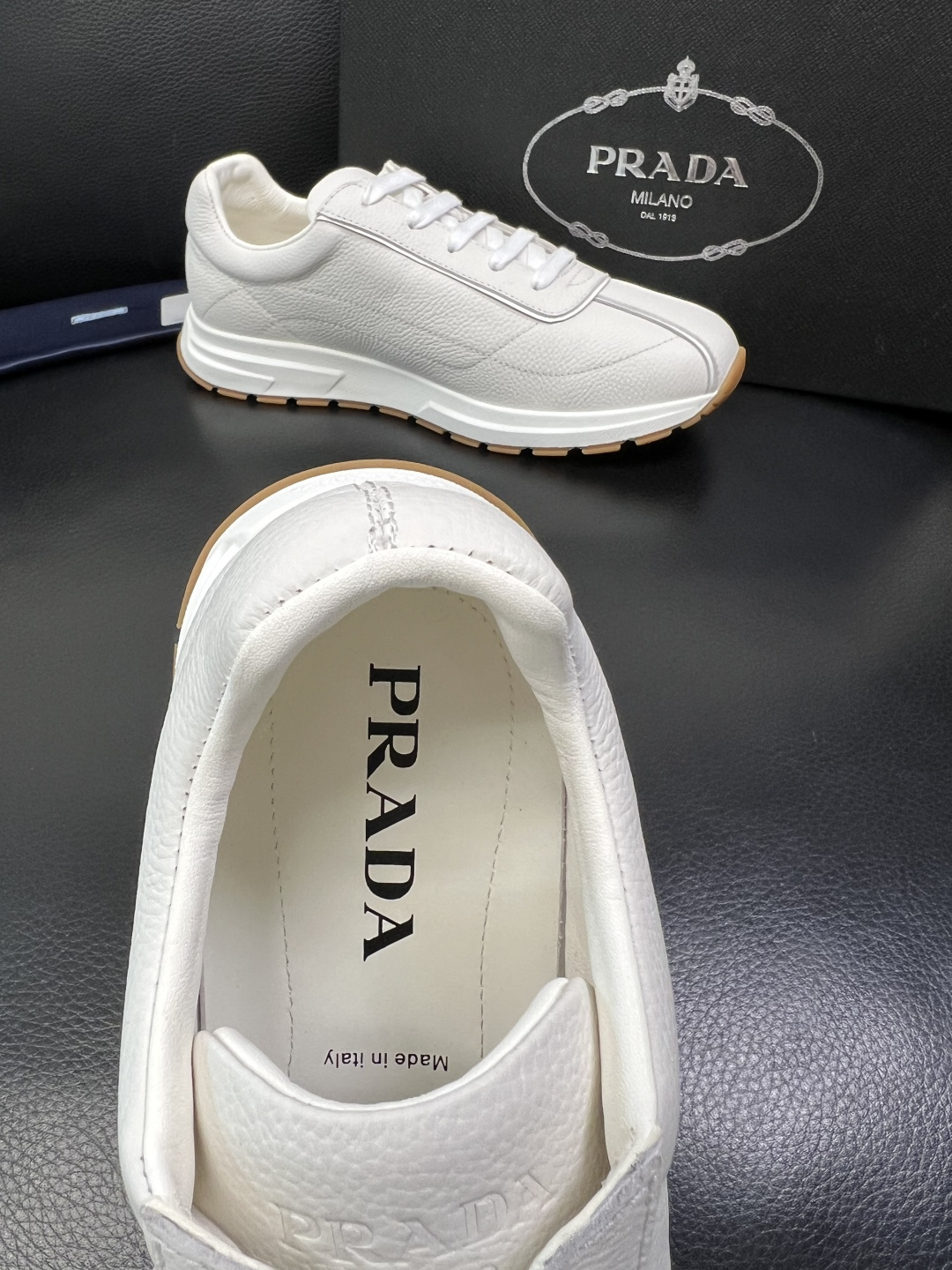 Prada 顶级工艺品，普拉达 专柜同步，原厂配置意大利进口牛皮面料，进口牛皮内里垫，透气舒适，鞋底：原