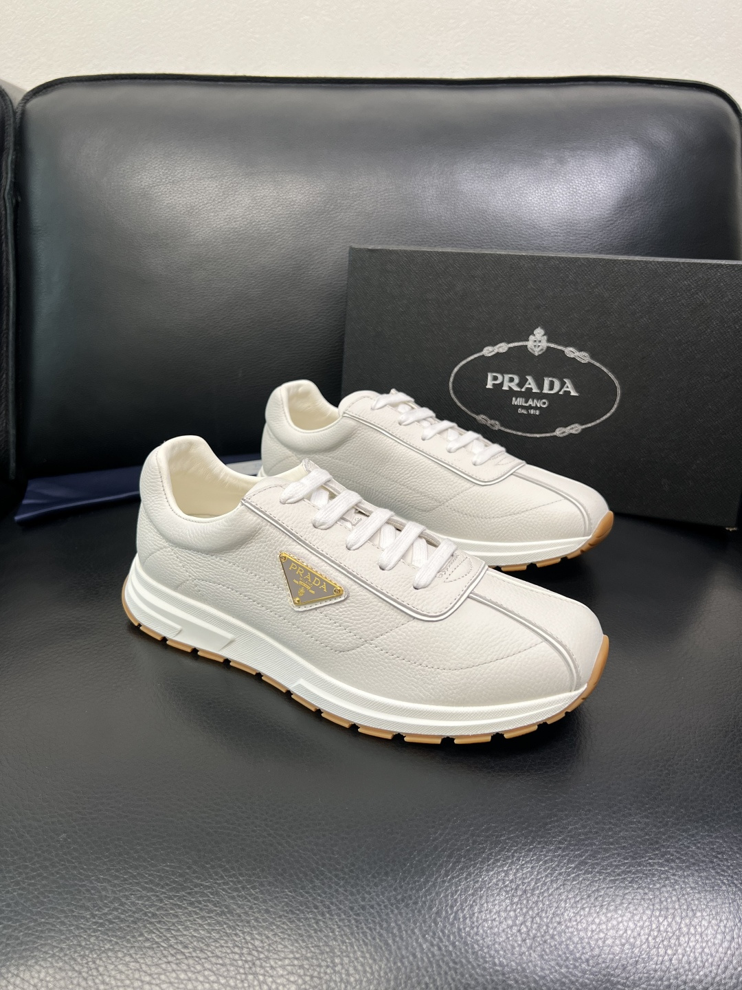 Prada 顶级工艺品，普拉达 专柜同步，原厂配置意大利进口牛皮面料，进口牛皮内里垫，透气舒适，鞋底：原