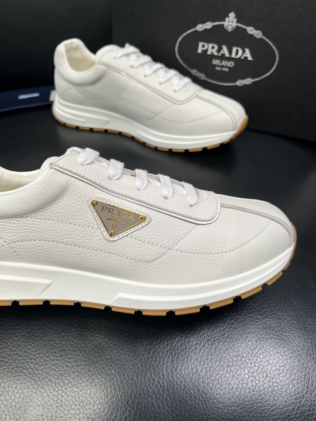 Prada 顶级工艺品，普拉达 专柜同步，原厂配置意大利进口牛皮面料，进口牛皮内里垫，透气舒适，鞋底：原