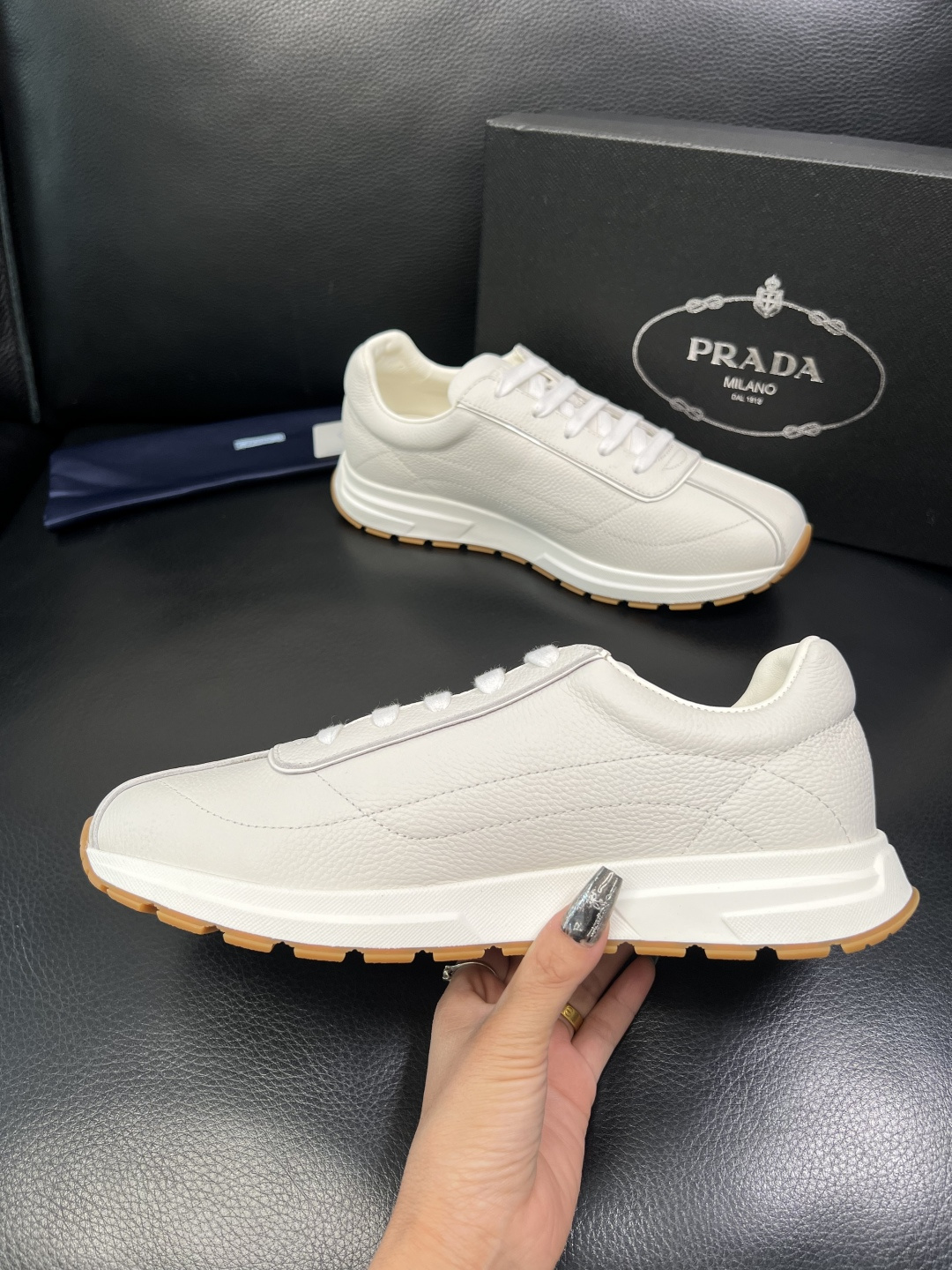 Prada 顶级工艺品，普拉达 专柜同步，原厂配置意大利进口牛皮面料，进口牛皮内里垫，透气舒适，鞋底：原