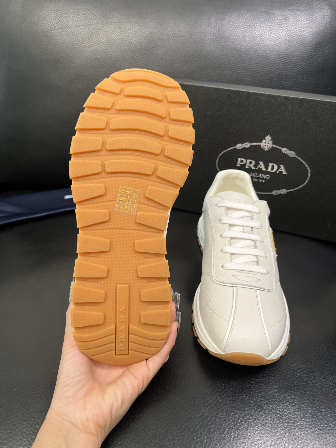 Prada 顶级工艺品，普拉达 专柜同步，原厂配置意大利进口牛皮面料，进口牛皮内里垫，透气舒适，鞋底：原