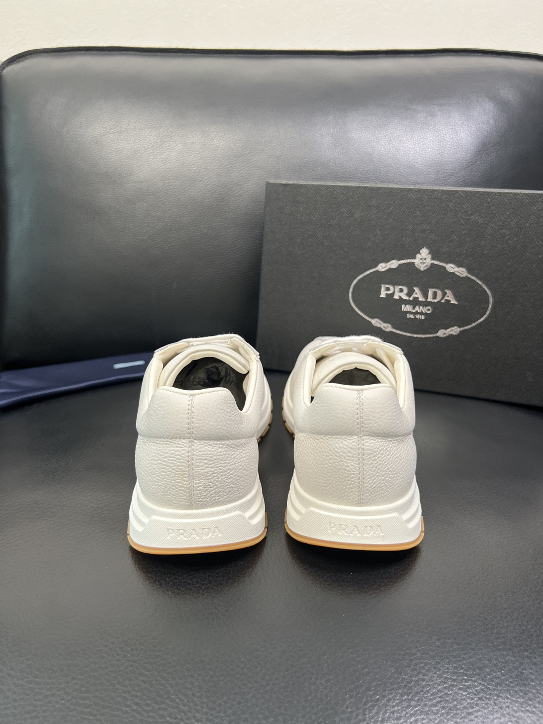 Prada 顶级工艺品，普拉达 专柜同步，原厂配置意大利进口牛皮面料，进口牛皮内里垫，透气舒适，鞋底：原