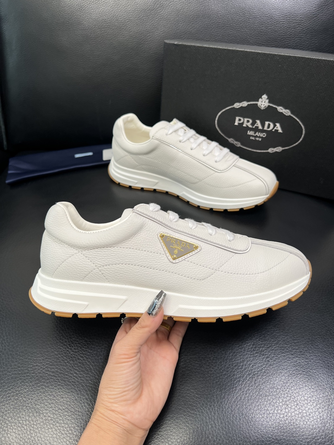 Prada 顶级工艺品，普拉达 专柜同步，原厂配置意大利进口牛皮面料，进口牛皮内里垫，透气舒适，鞋底：原