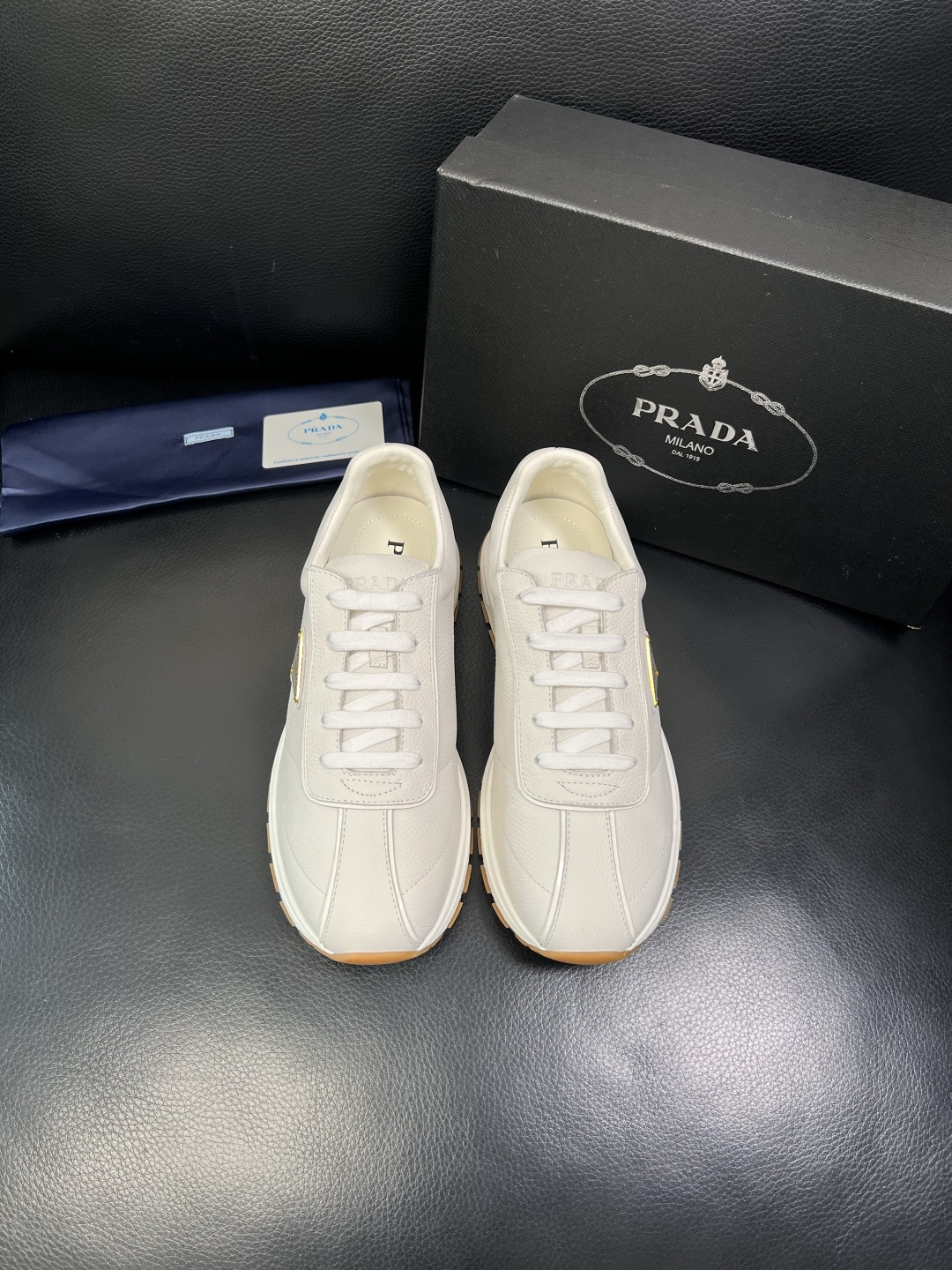 Prada 顶级工艺品，普拉达 专柜同步，原厂配置意大利进口牛皮面料，进口牛皮内里垫，透气舒适，鞋底：原