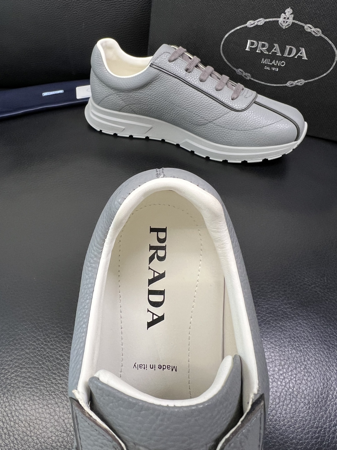 Prada 顶级工艺品，普拉达 专柜同步，原厂配置意大利进口牛皮面料，进口牛皮内里垫，透气舒适，鞋底：原