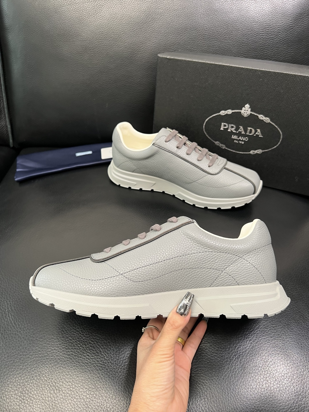 Prada 顶级工艺品，普拉达 专柜同步，原厂配置意大利进口牛皮面料，进口牛皮内里垫，透气舒适，鞋底：原