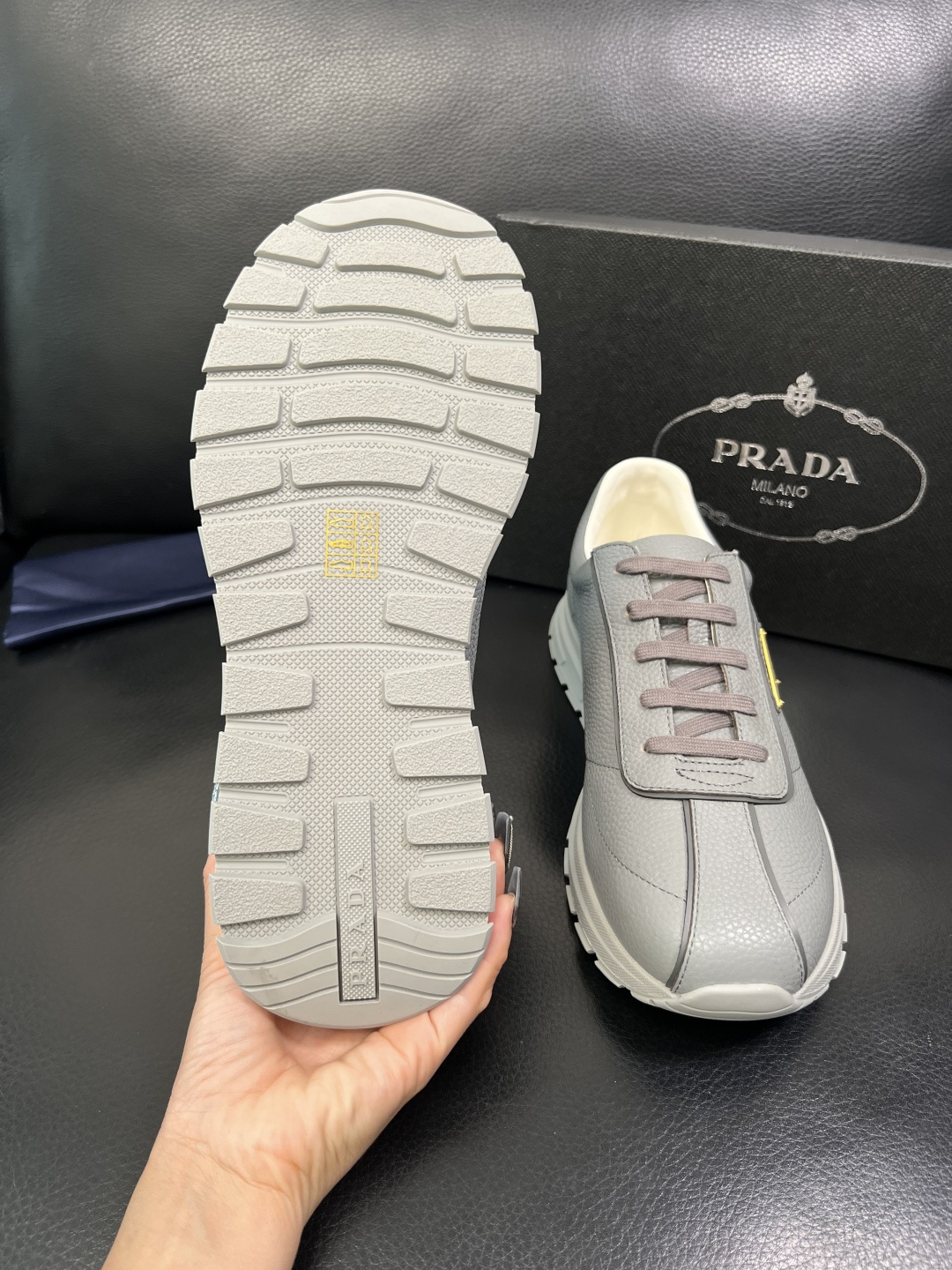 Prada 顶级工艺品，普拉达 专柜同步，原厂配置意大利进口牛皮面料，进口牛皮内里垫，透气舒适，鞋底：原