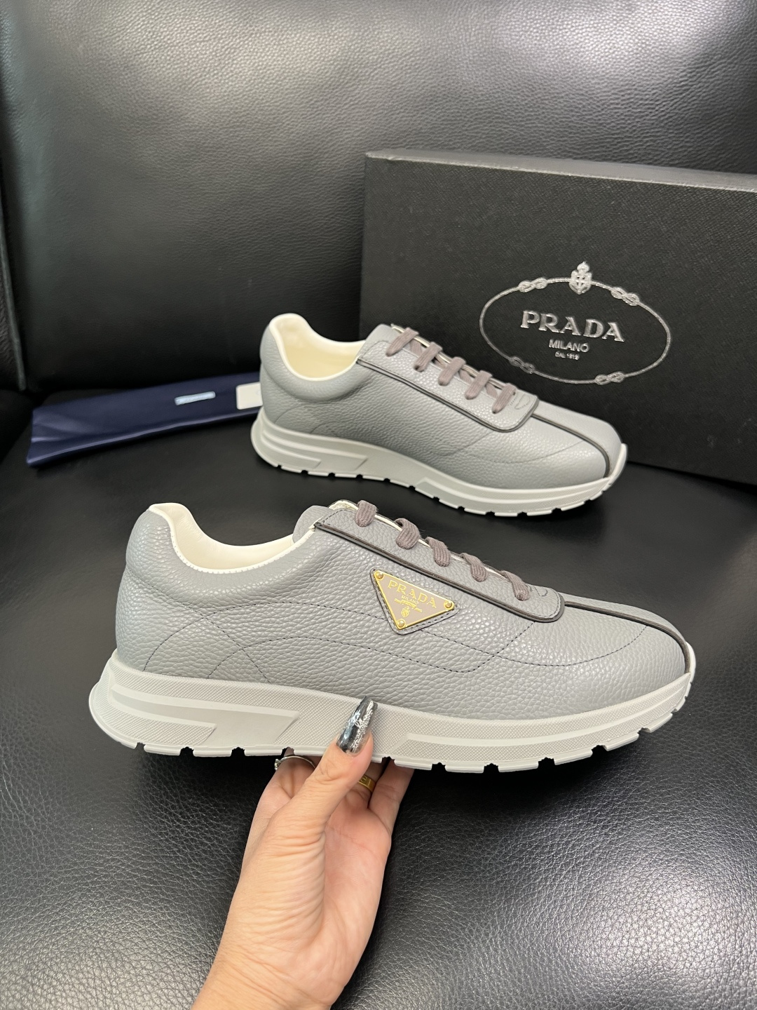 Prada 顶级工艺品，普拉达 专柜同步，原厂配置意大利进口牛皮面料，进口牛皮内里垫，透气舒适，鞋底：原