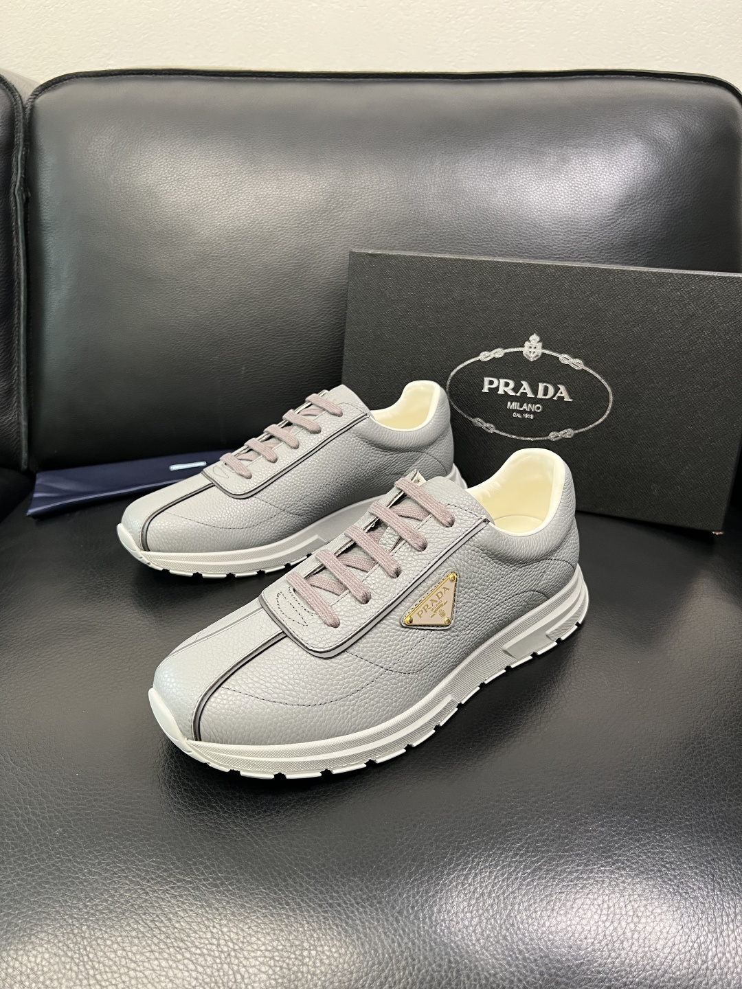 Prada 顶级工艺品，普拉达 专柜同步，原厂配置意大利进口牛皮面料，进口牛皮内里垫，透气舒适，鞋底：原