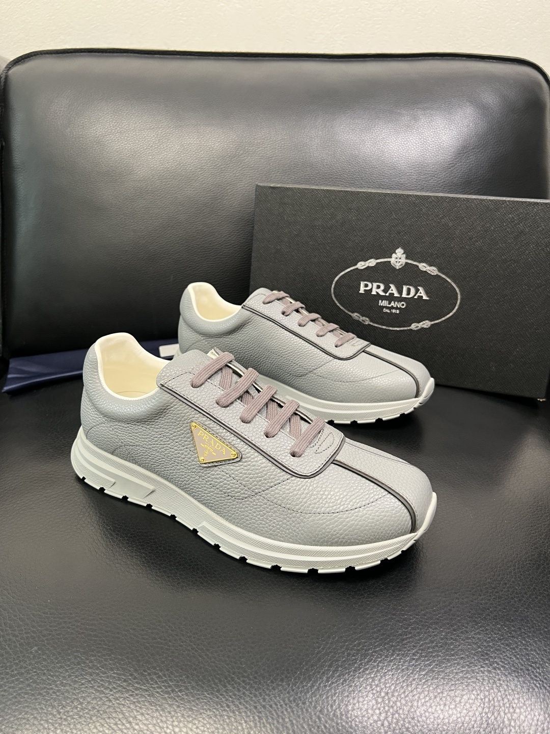 Prada 顶级工艺品，普拉达 专柜同步，原厂配置意大利进口牛皮面料，进口牛皮内里垫，透气舒适，鞋底：原