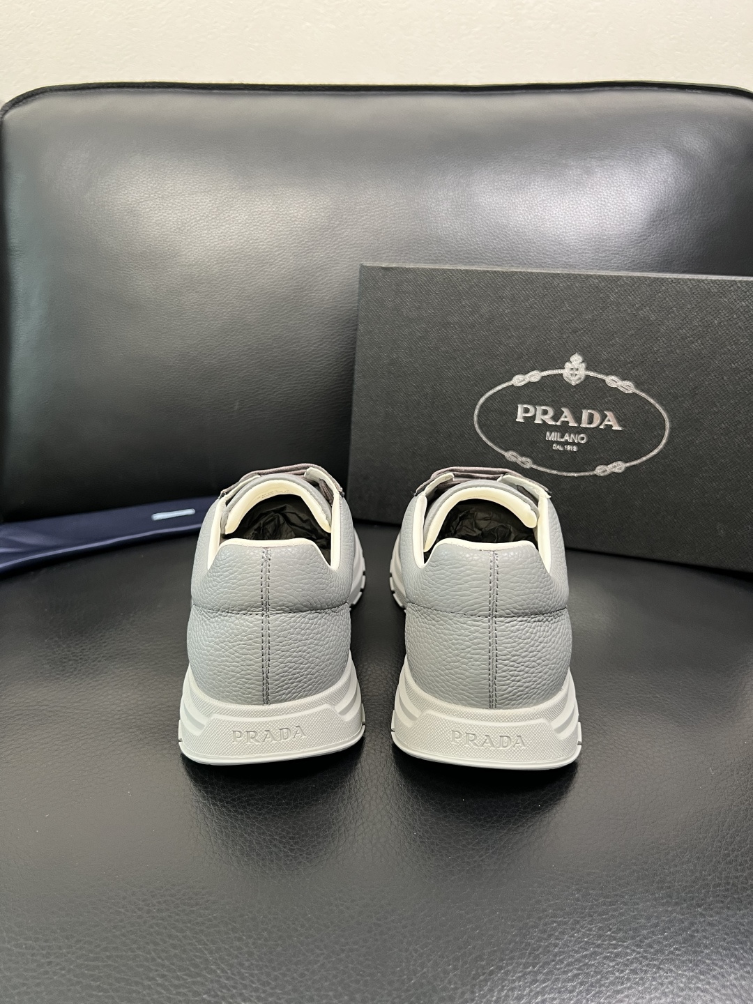 Prada 顶级工艺品，普拉达 专柜同步，原厂配置意大利进口牛皮面料，进口牛皮内里垫，透气舒适，鞋底：原