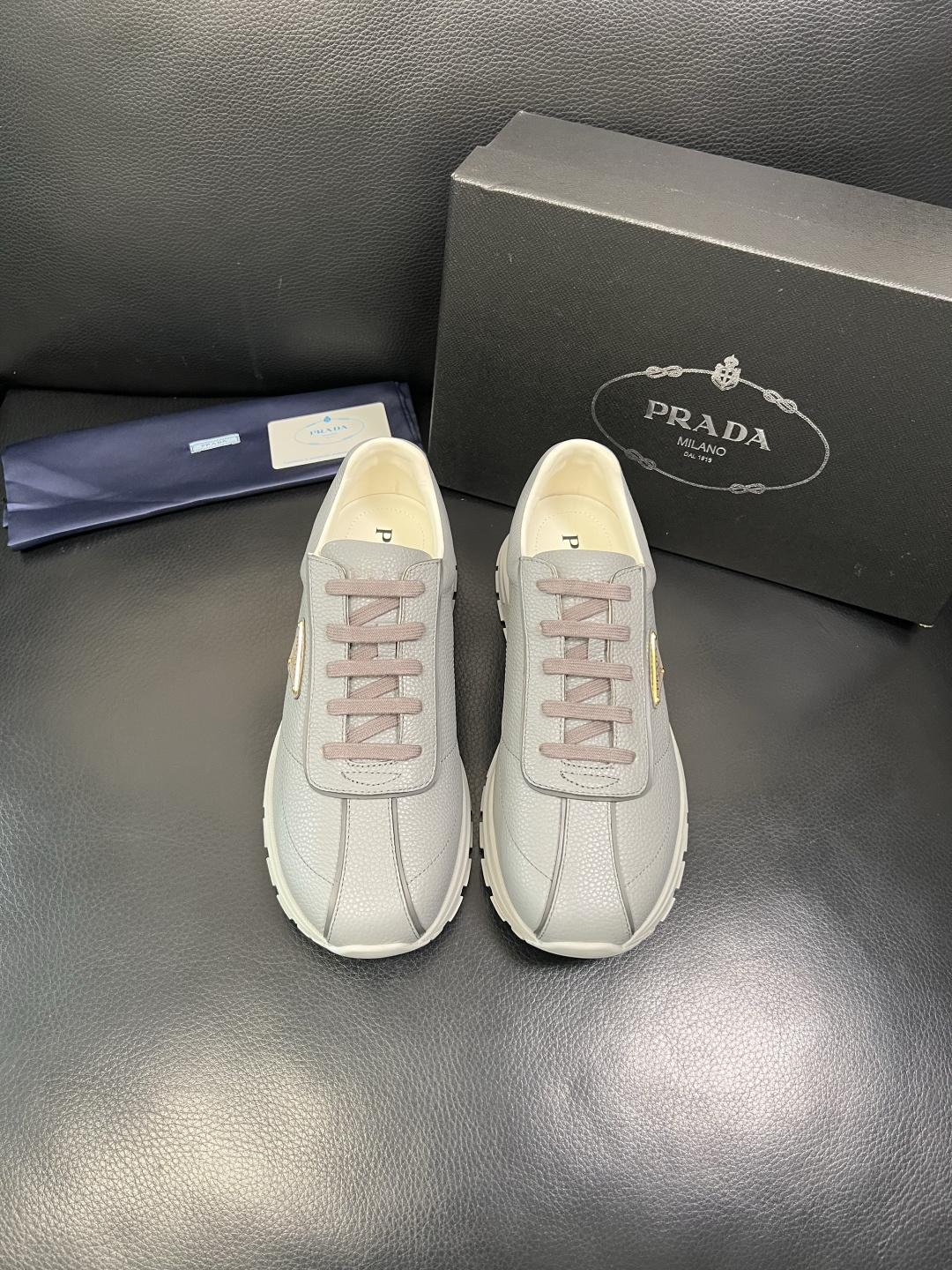 Prada 顶级工艺品，普拉达 专柜同步，原厂配置意大利进口牛皮面料，进口牛皮内里垫，透气舒适，鞋底：原