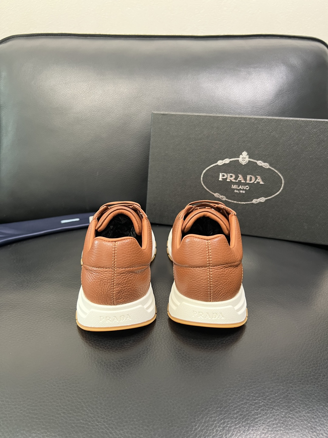 Prada 顶级工艺品，普拉达 专柜同步，原厂配置意大利进口牛皮面料，进口牛皮内里垫，透气舒适，鞋底：原