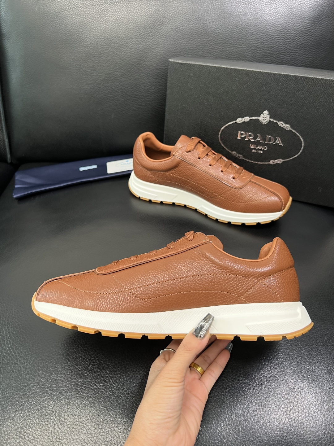 Prada 顶级工艺品，普拉达 专柜同步，原厂配置意大利进口牛皮面料，进口牛皮内里垫，透气舒适，鞋底：原