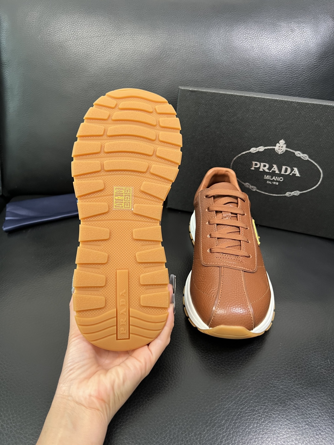 Prada 顶级工艺品，普拉达 专柜同步，原厂配置意大利进口牛皮面料，进口牛皮内里垫，透气舒适，鞋底：原