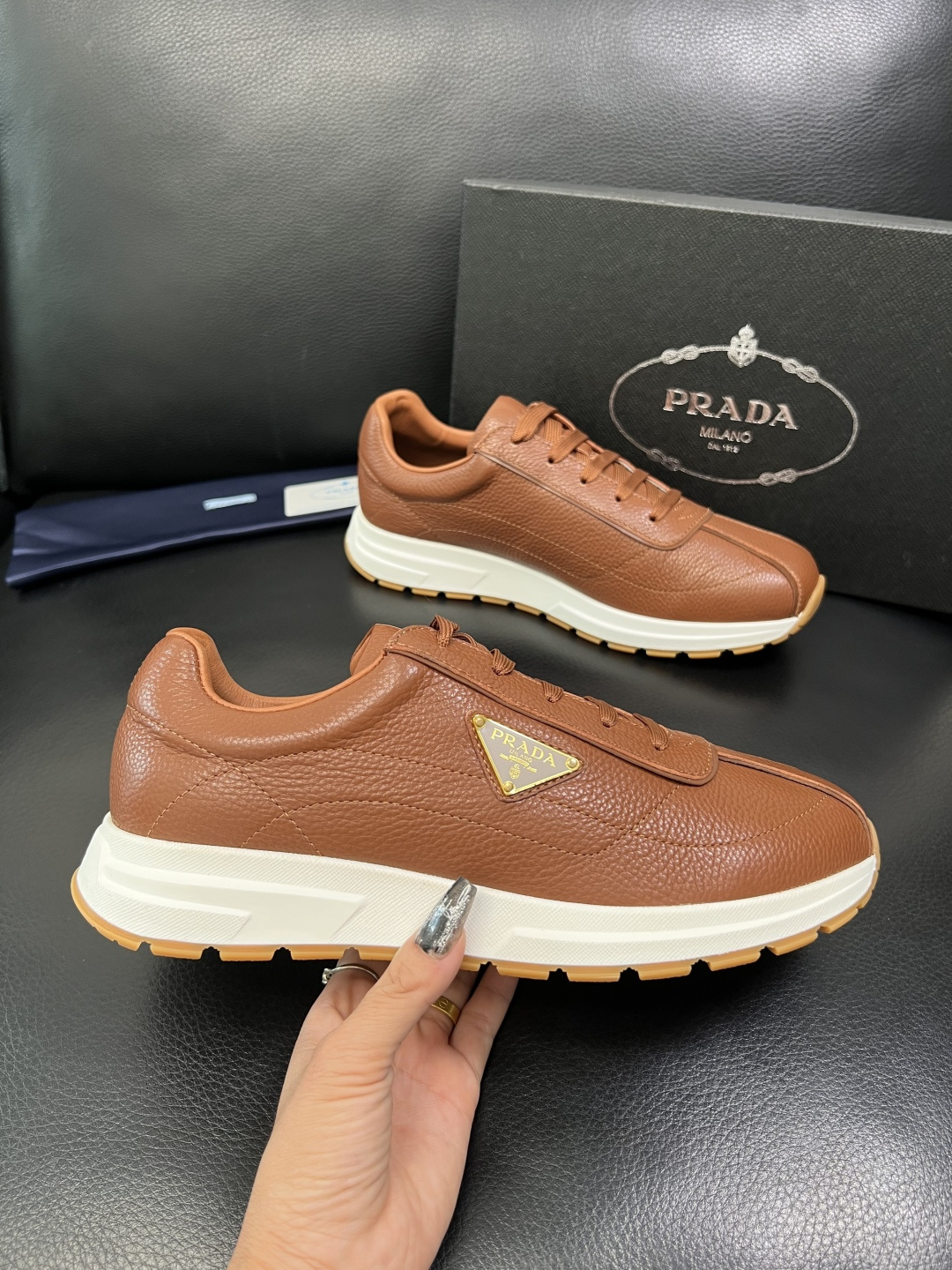 Prada 顶级工艺品，普拉达 专柜同步，原厂配置意大利进口牛皮面料，进口牛皮内里垫，透气舒适，鞋底：原