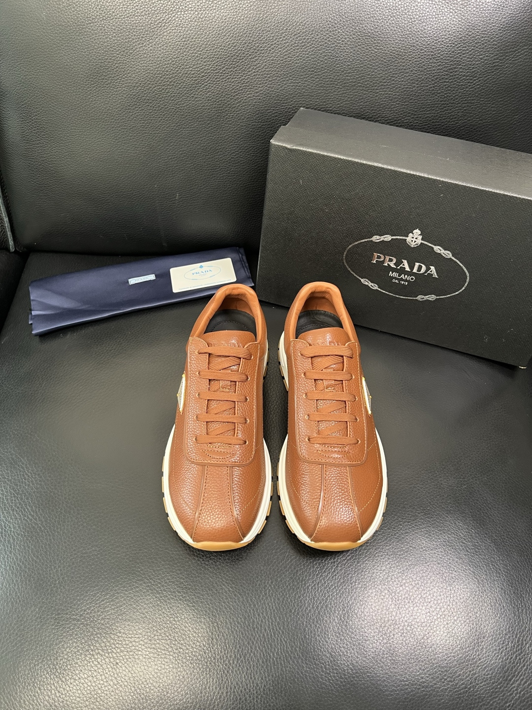 Prada 顶级工艺品，普拉达 专柜同步，原厂配置意大利进口牛皮面料，进口牛皮内里垫，透气舒适，鞋底：原