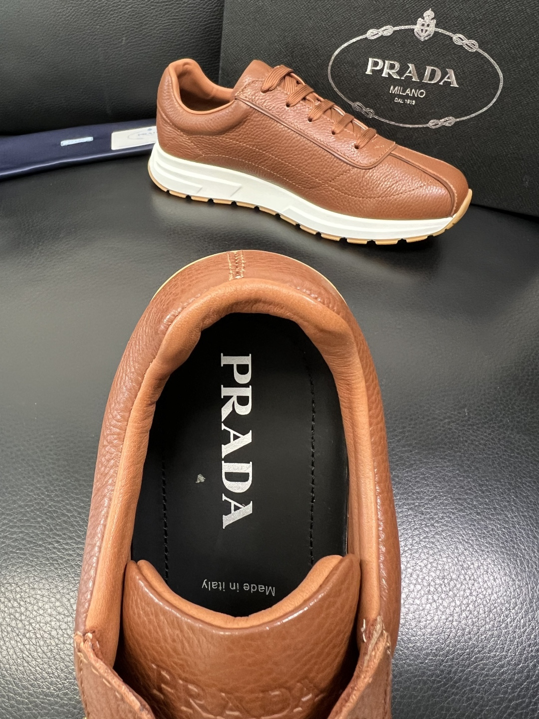 Prada 顶级工艺品，普拉达 专柜同步，原厂配置意大利进口牛皮面料，进口牛皮内里垫，透气舒适，鞋底：原