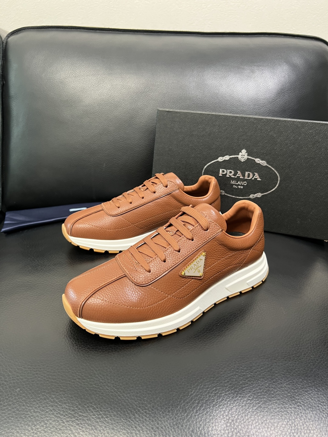 Prada 顶级工艺品，普拉达 专柜同步，原厂配置意大利进口牛皮面料，进口牛皮内里垫，透气舒适，鞋底：原