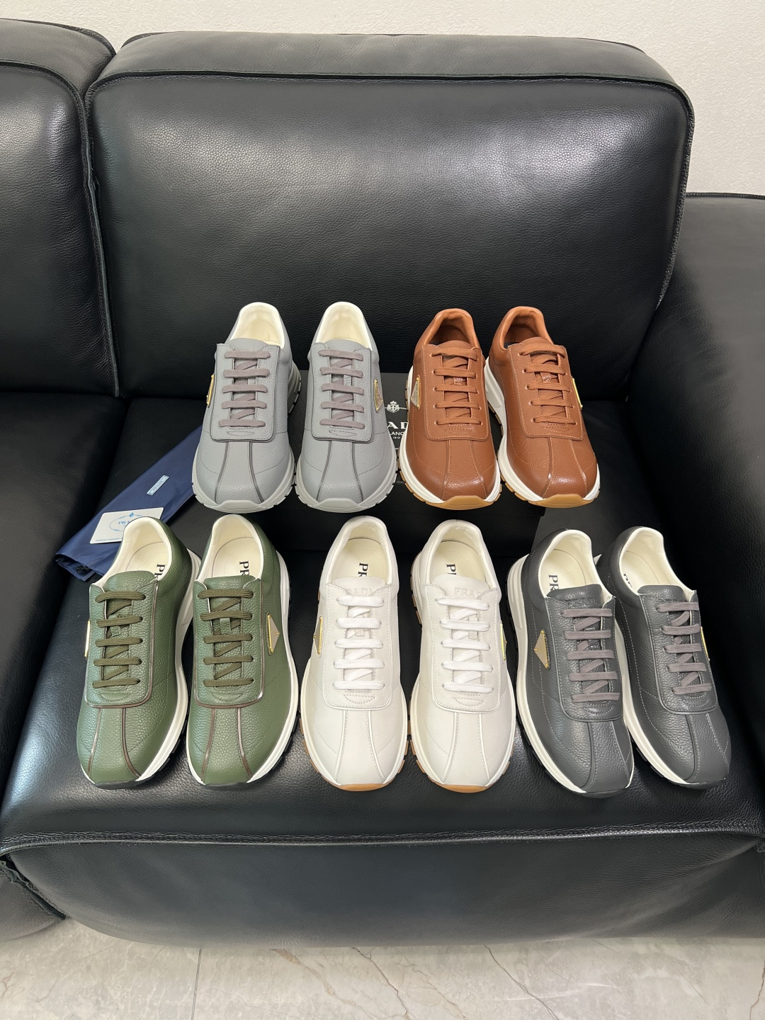 Prada 顶级工艺品，普拉达 专柜同步，原厂配置意大利进口牛皮面料，进口牛皮内里垫，透气舒适，鞋底：原