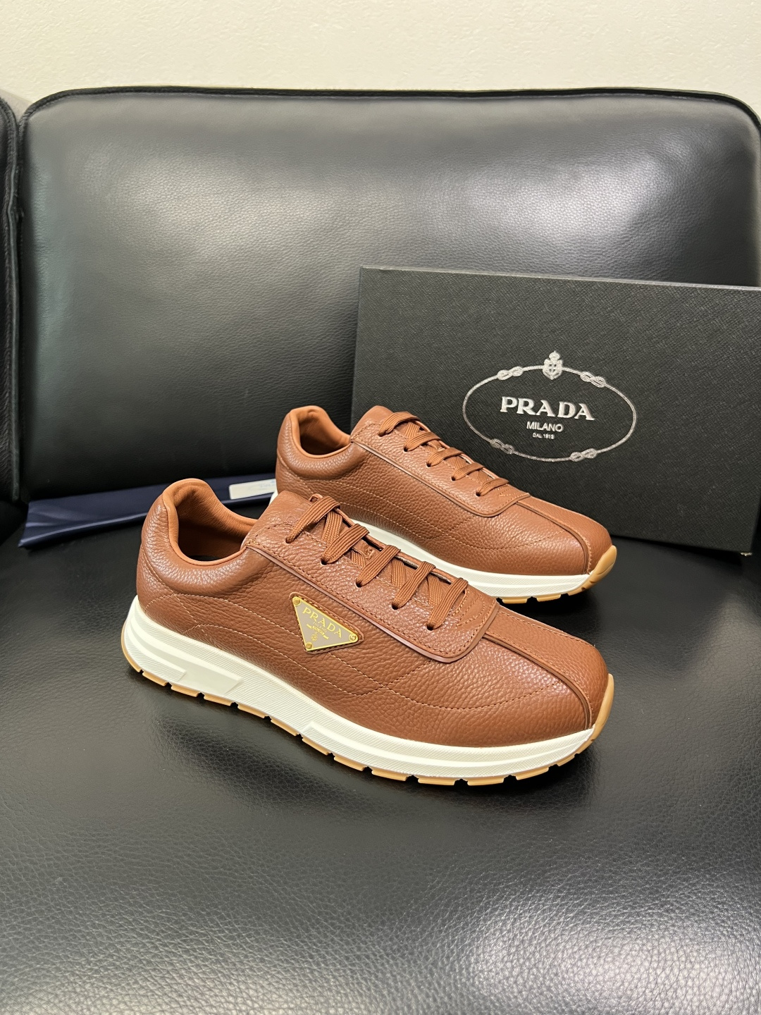 Prada 顶级工艺品，普拉达 专柜同步，原厂配置意大利进口牛皮面料，进口牛皮内里垫，透气舒适，鞋底：原