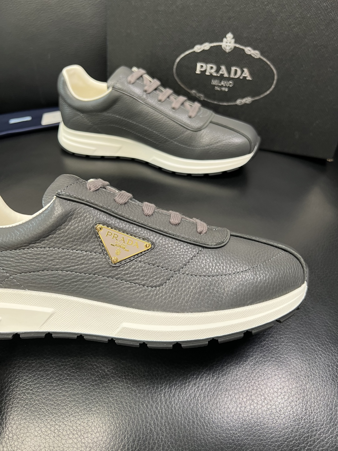 Prada 顶级工艺品，普拉达 专柜同步，原厂配置意大利进口牛皮面料，进口牛皮内里垫，透气舒适，鞋底：原