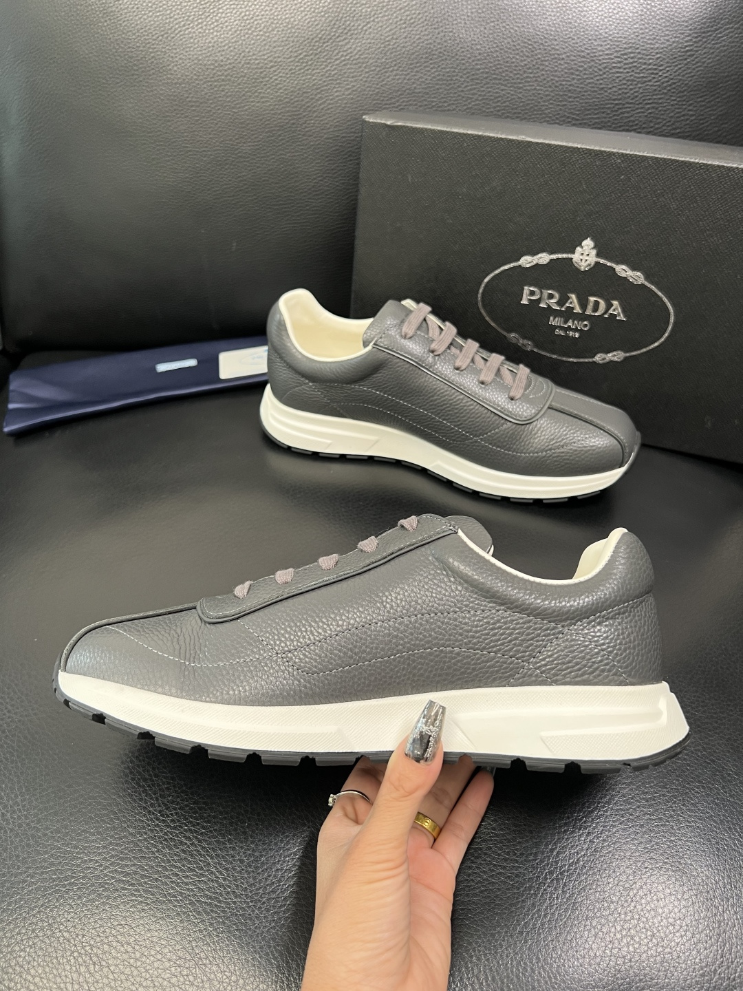 Prada 顶级工艺品，普拉达 专柜同步，原厂配置意大利进口牛皮面料，进口牛皮内里垫，透气舒适，鞋底：原