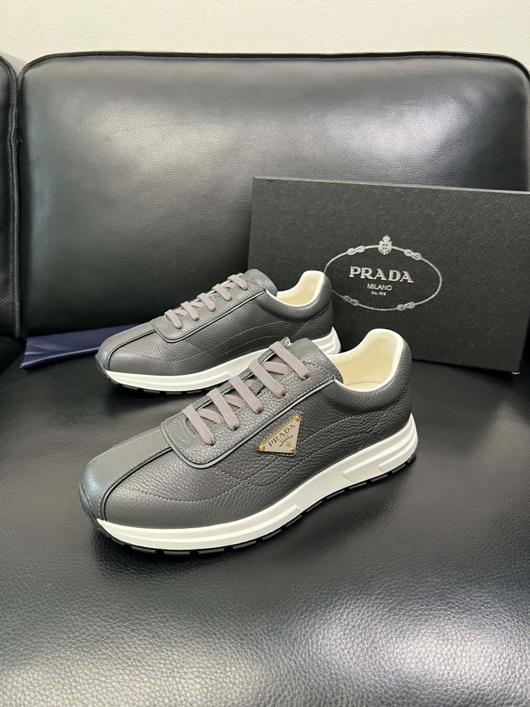 Prada 顶级工艺品，普拉达 专柜同步，原厂配置意大利进口牛皮面料，进口牛皮内里垫，透气舒适，鞋底：原