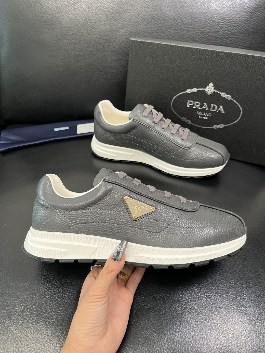 Prada 顶级工艺品，普拉达 专柜同步，原厂配置意大利进口牛皮面料，进口牛皮内里垫，透气舒适，鞋底：原