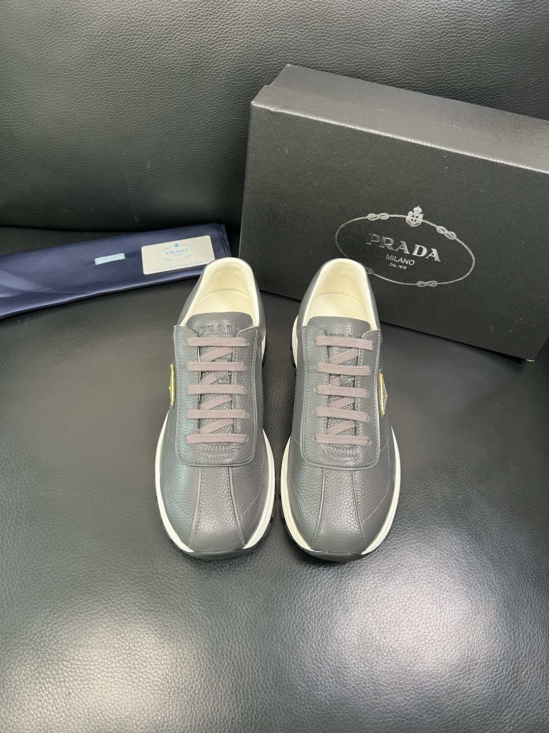 Prada 顶级工艺品，普拉达 专柜同步，原厂配置意大利进口牛皮面料，进口牛皮内里垫，透气舒适，鞋底：原