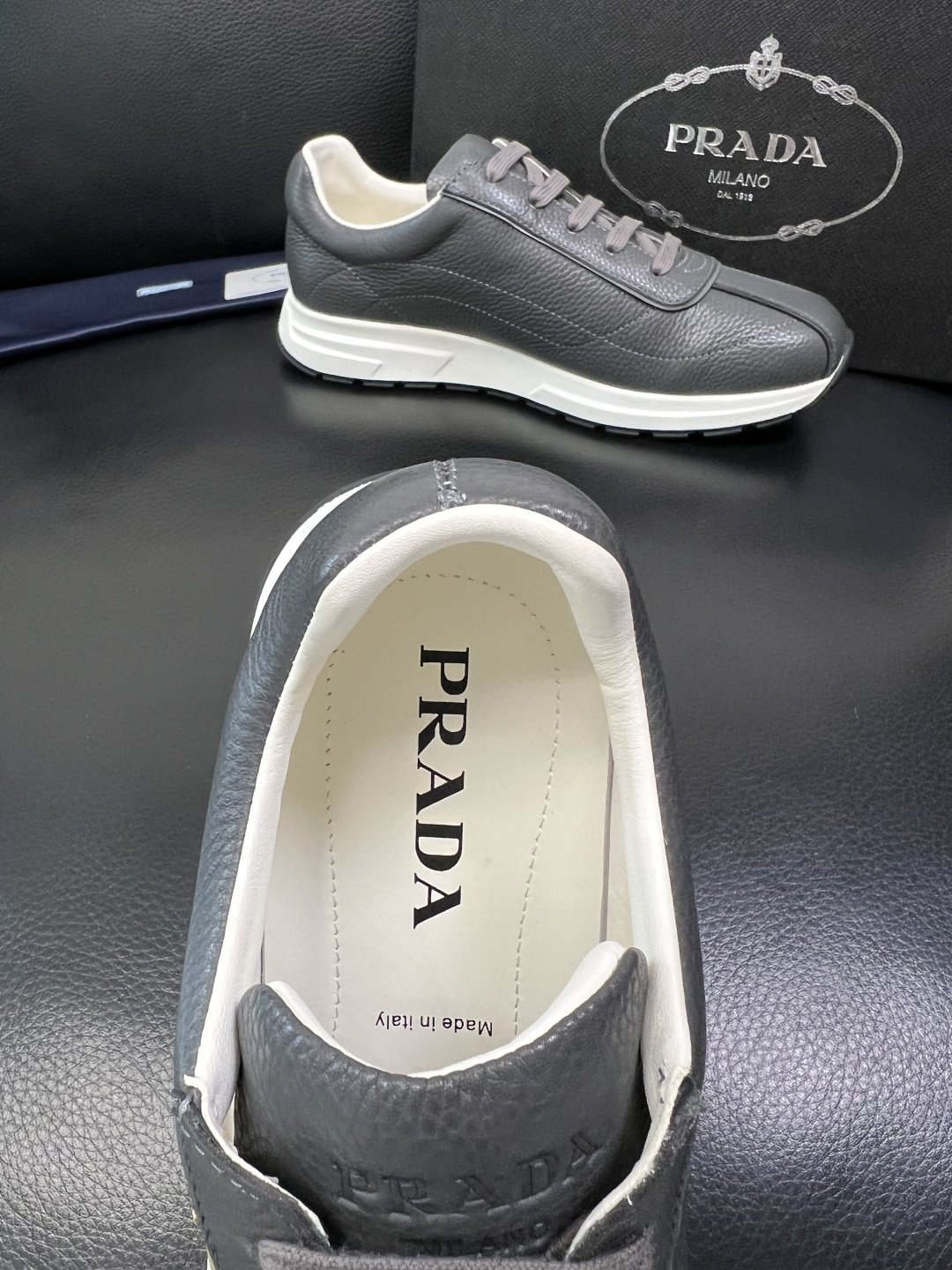 Prada 顶级工艺品，普拉达 专柜同步，原厂配置意大利进口牛皮面料，进口牛皮内里垫，透气舒适，鞋底：原