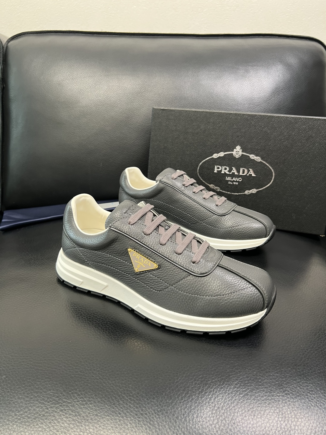 Prada 顶级工艺品，普拉达 专柜同步，原厂配置意大利进口牛皮面料，进口牛皮内里垫，透气舒适，鞋底：原